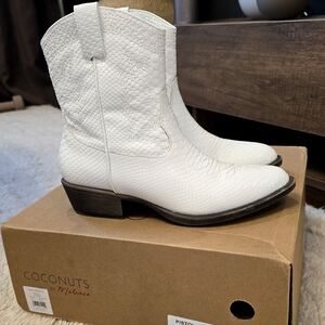 NWT Coconuts by Matisse Pistol White Western Boots
